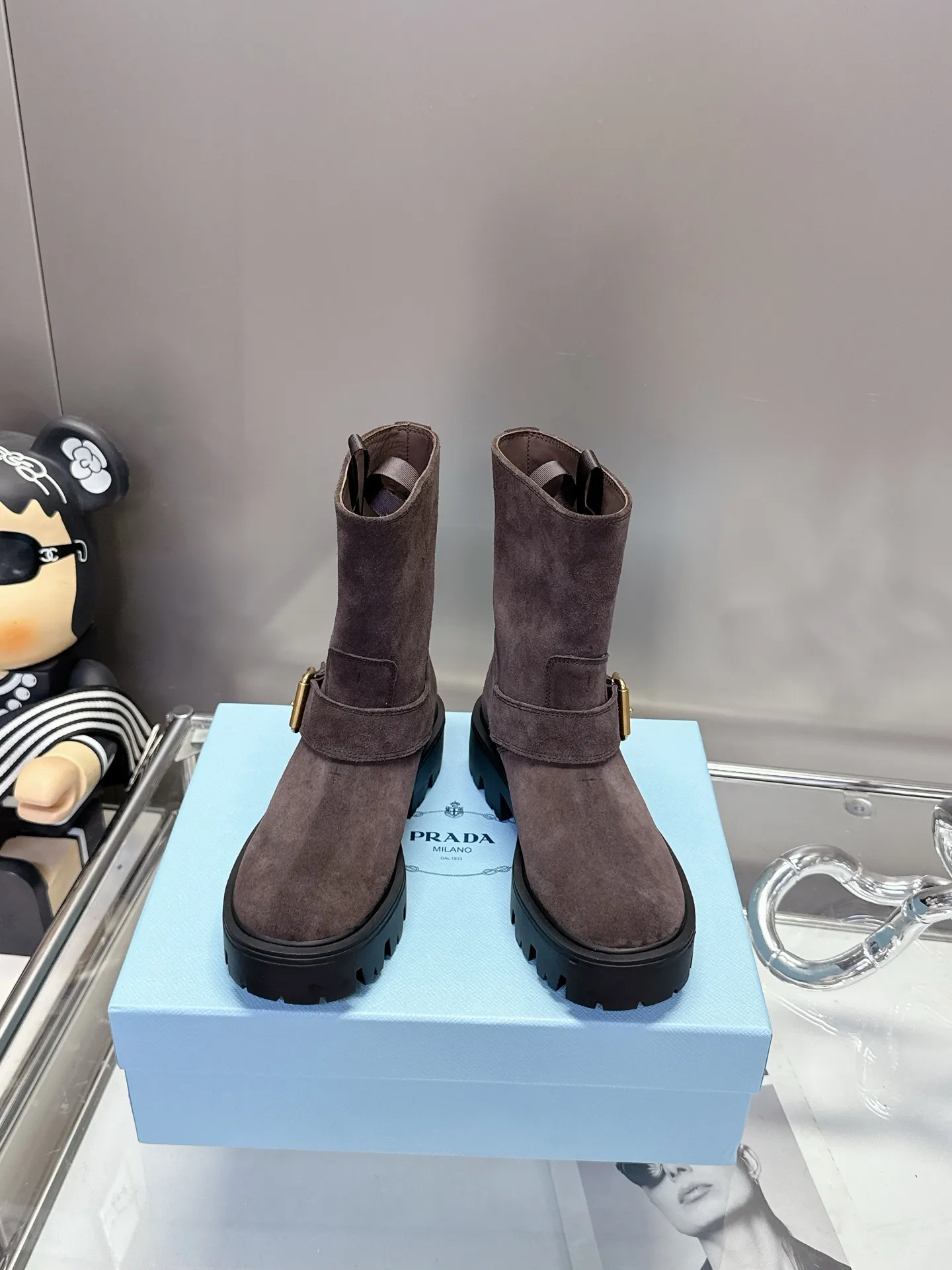 👟👟Ex-factory price 560👟👟Cow suede. 35-40 (customized at 41) Prada 2025 new thick-soled 5cm boots are coming, who can resist being tempted! The classic Prada triangle is low-key and luxurious, highlighting the brand's unique style. The thick-soled design increases the height and silently lengthens the leg lines. The aura instantly reaches 2.8 meters and makes you feel windy when you walk. Whether it is made of high-quality leather or soft and skin-friendly suede, each pair of boots fully demonstrates Prada's exquisite craftsmanship. The cool black model, paired with jeans and a motorcycle jacket, is a perfect street fashionista; the gentle khaki and calm brown, paired with woolen coats and long skirts, show elegance. The metal buckle design on the boots adds a bit of toughness and casualness, and the details are taken care of directly. This autumn and winter, with the blessing of Prada thick-soled boots, your sense of fashion will be directly enhanced, and you can easily become the most handsome boy on the street! #Prada #2025 new boots #Thick-soled boots #Fashion wear